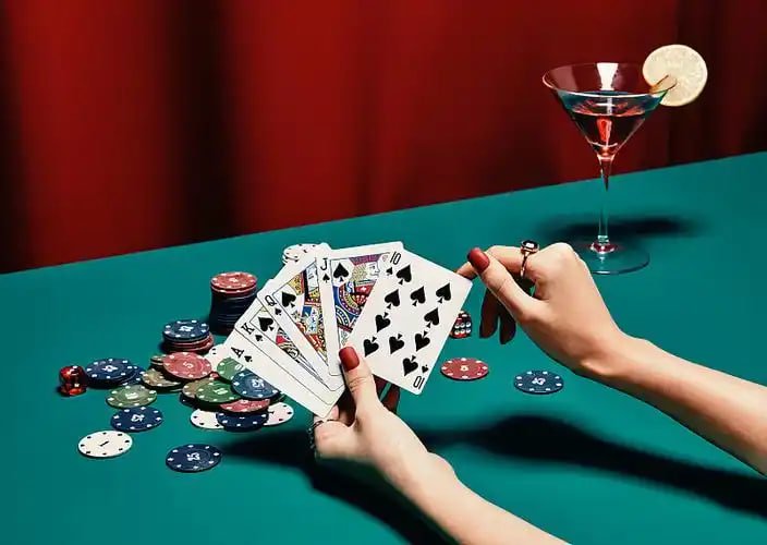 Layar dashboard slot 5k menampilkan pasar Champions League, meja roulette live, dan tombol deposit DANA